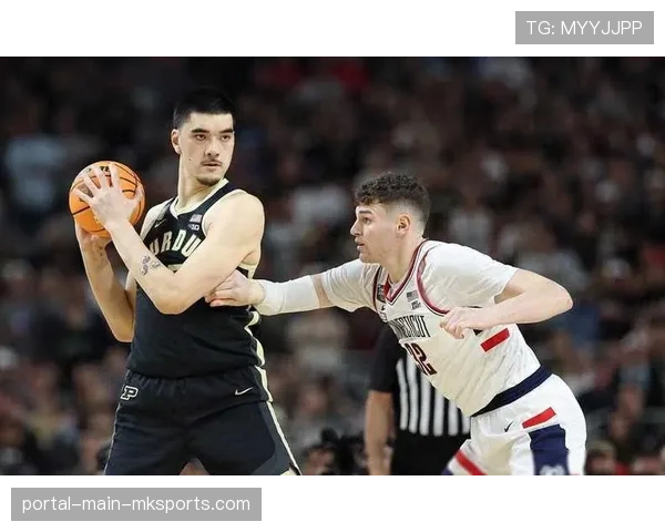 杜克大学后卫命中压哨三分，绝杀卫冕冠军康涅狄格大学