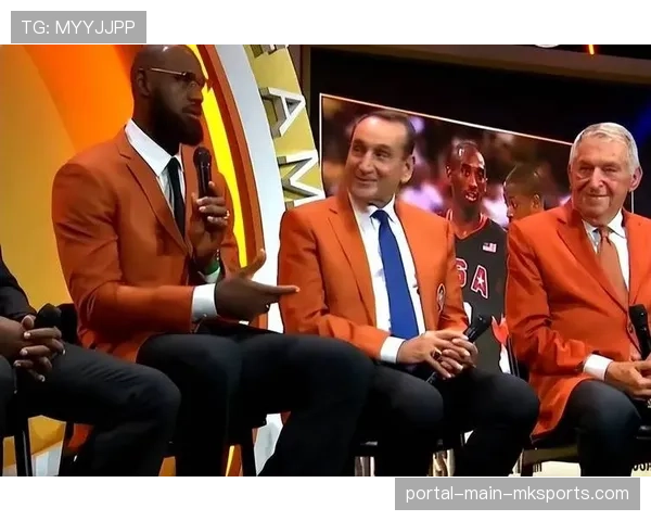 镜头聚焦:詹姆斯跨越四万分后,现场观众起立致敬五分钟 镜头聚焦:詹姆斯跨越四万分后,现场观众起立致敬五分钟